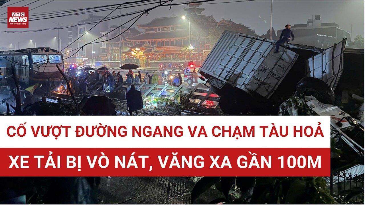 Tai nạn kinh hoàng ở Hà Nội: Xe tải vượt đường ngang, va chạm tàu hoả, bị vò nát văng xa gần 100m