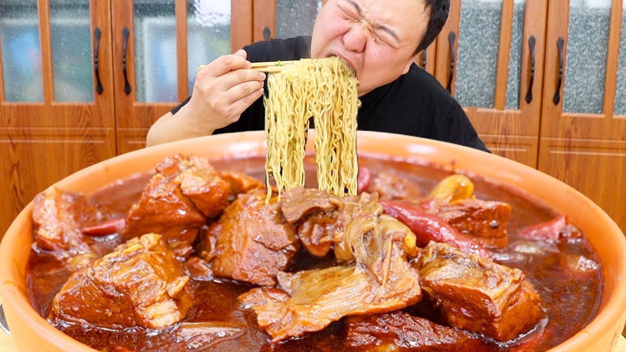 А Цян готовит «лапшу с тушеной говядиной», острую и жевательную｜Mukbang