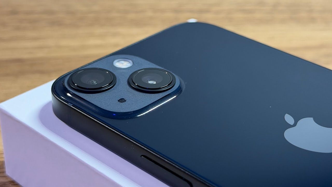 Распаковка запечатанного iPhone 13 в 2025 году — всего 150 долларов?