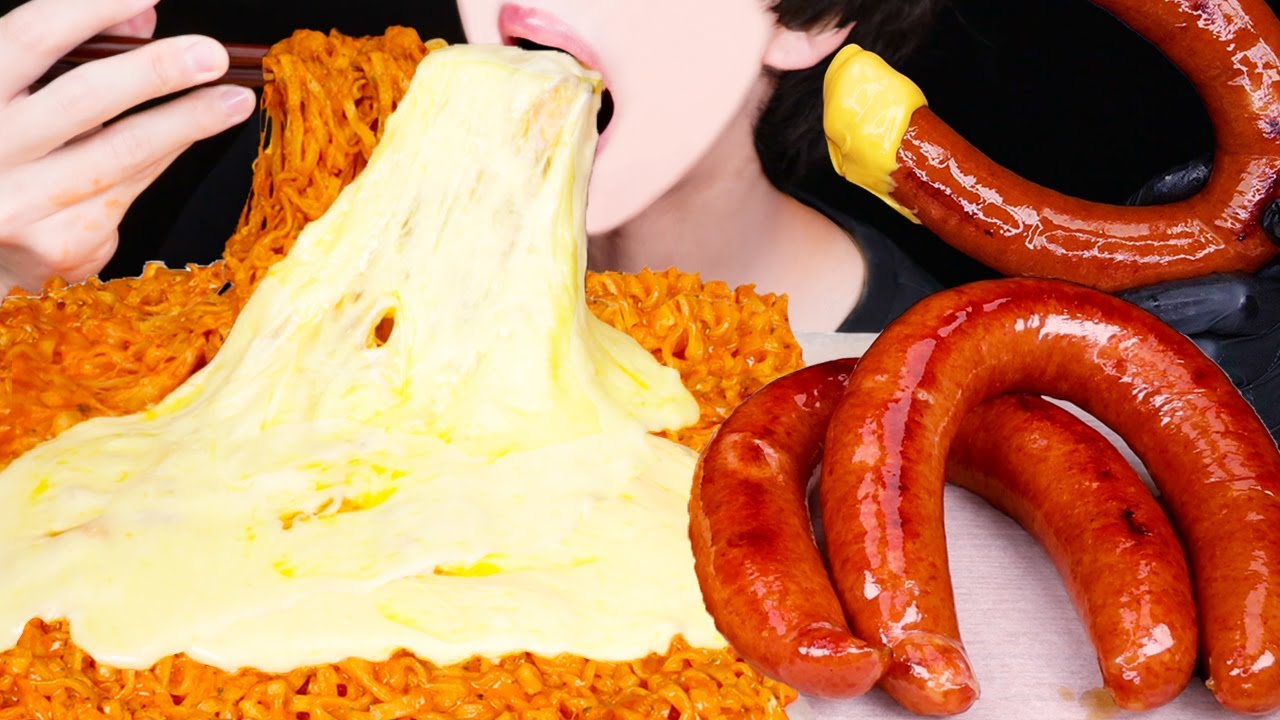ASMR CHEESY CARBO FIRE NOODLES KIELBASA SAUSAGE SPICY MUKBANG 치즈 까르보불닭볶음면 소세지 먹방 咀嚼音 EATING SOUNDS