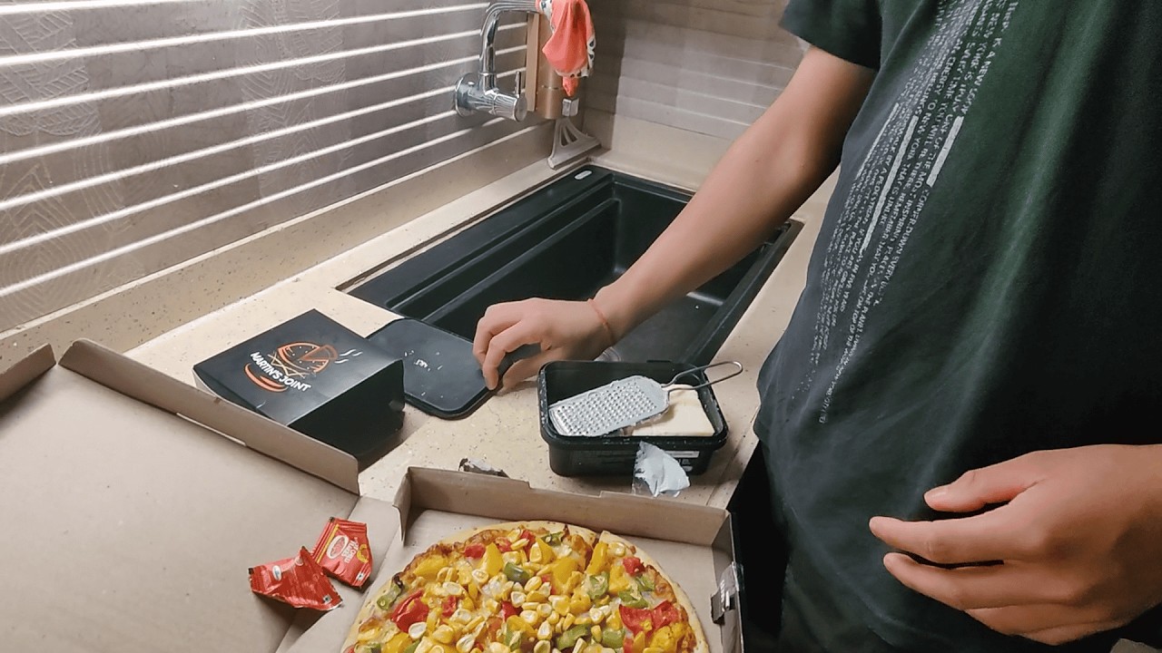2 Baje Raatko Pizza Kha Rahe