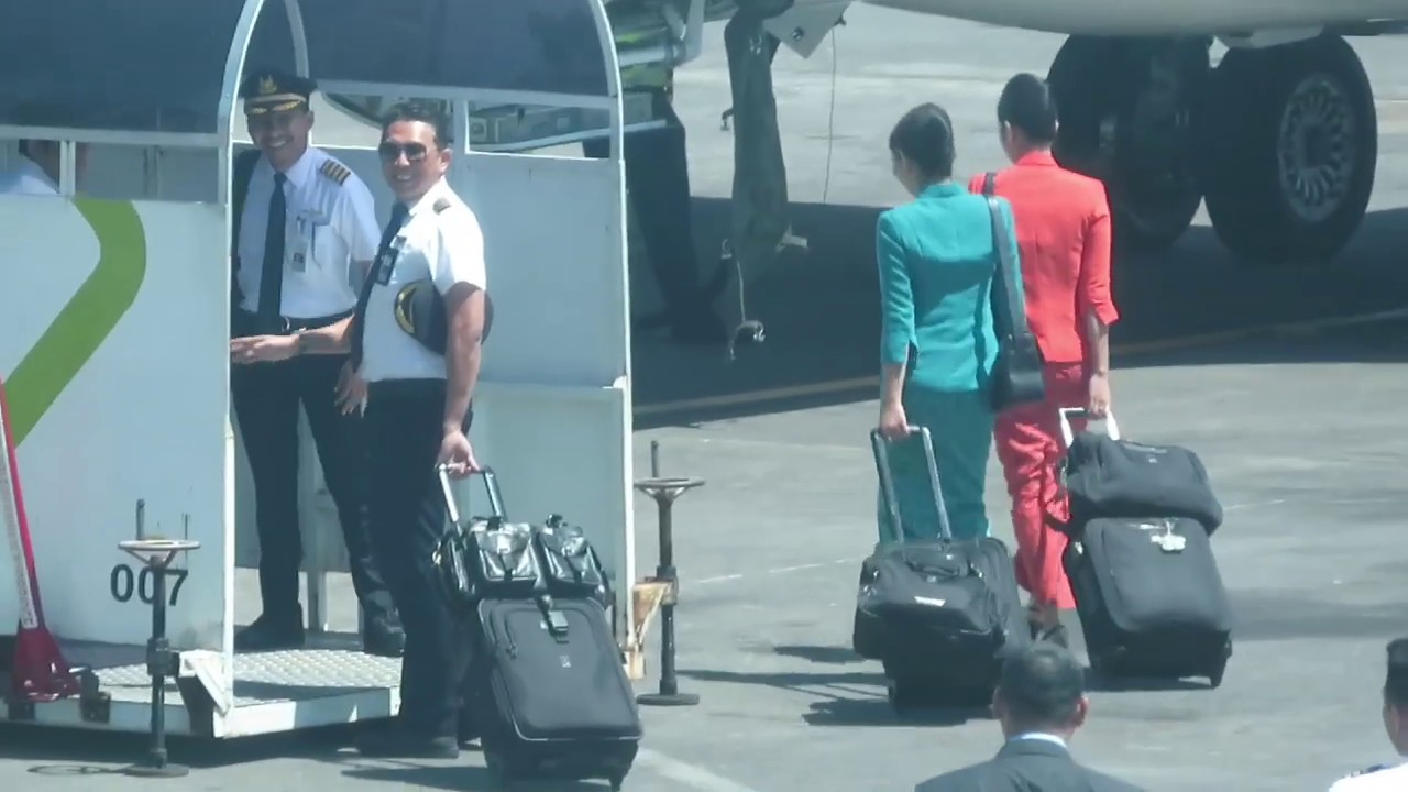 Momen Pilot dan Pramugari Garuda Indonesia pergantian jam terbang