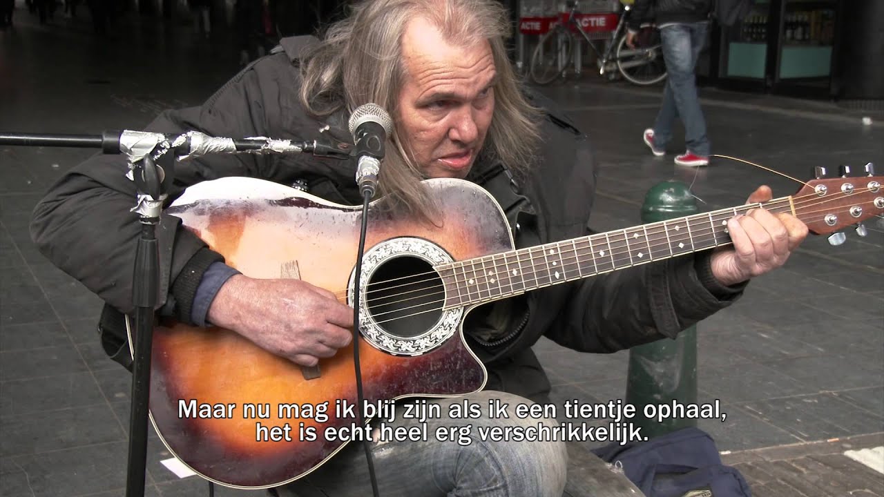 Straatmuzikant Chuck heeft het moeilijk