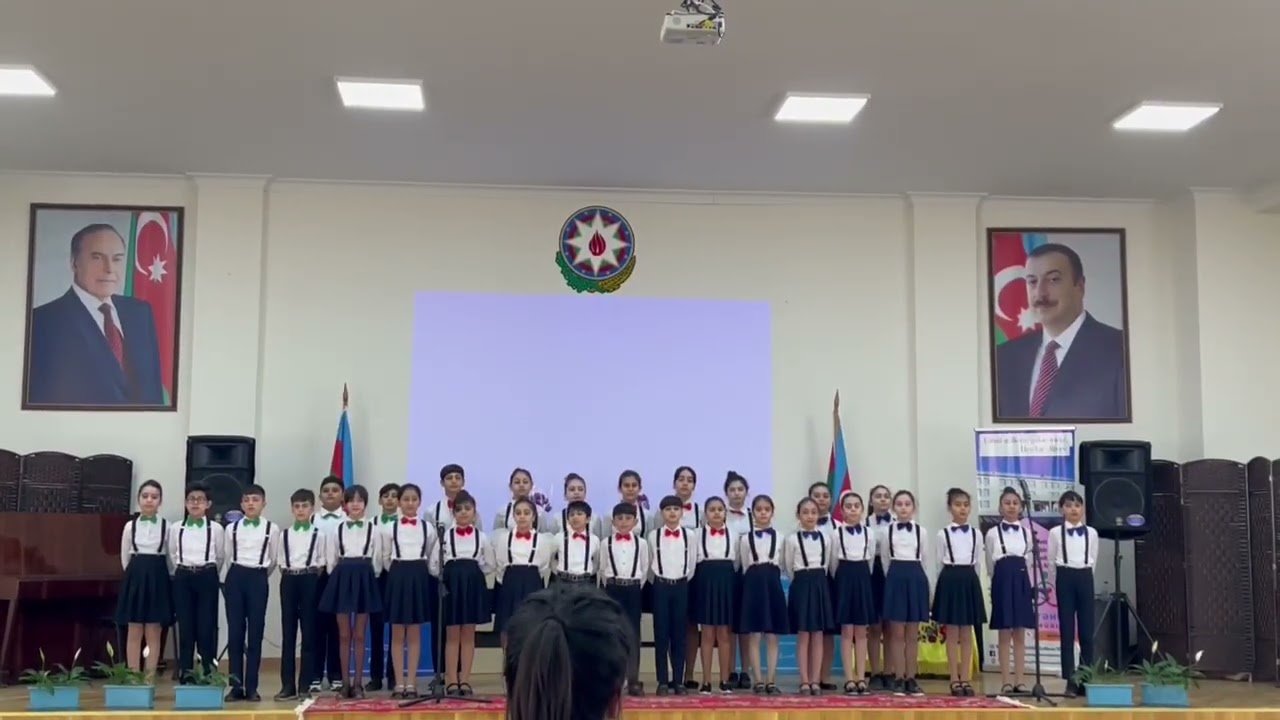 Afət Orucovanın rəhbərliyi ilə məktəbin xor kollektivi 