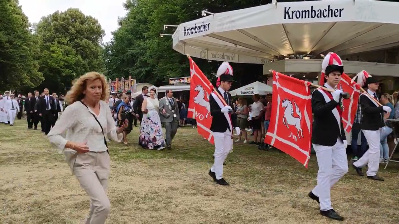 Schützenfest 2022 in Ottmarsbocholt. Einmarsch ins Festzelt zum Frühschoppen.
