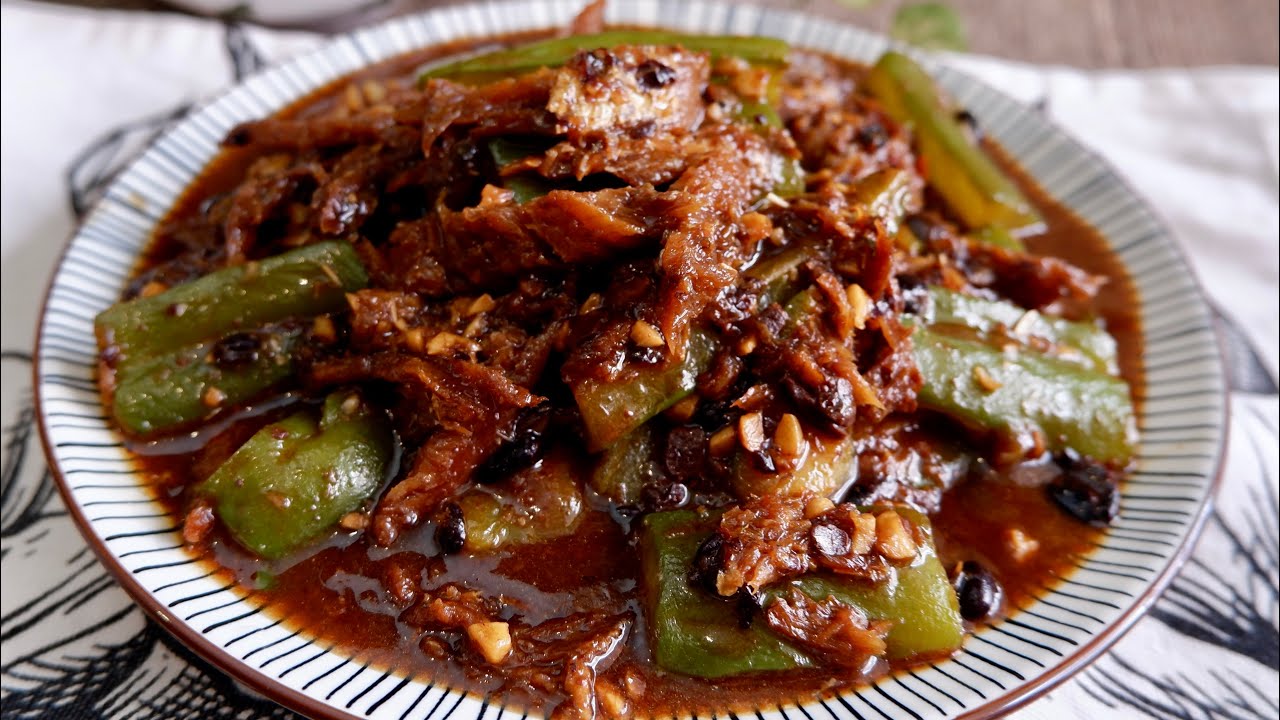 Home-Style Canned Dace & Bitter Gourd in Minutes! 苦瓜炒鳊鱼罐头 Chinese Dace Fish with Black Beans Recipe