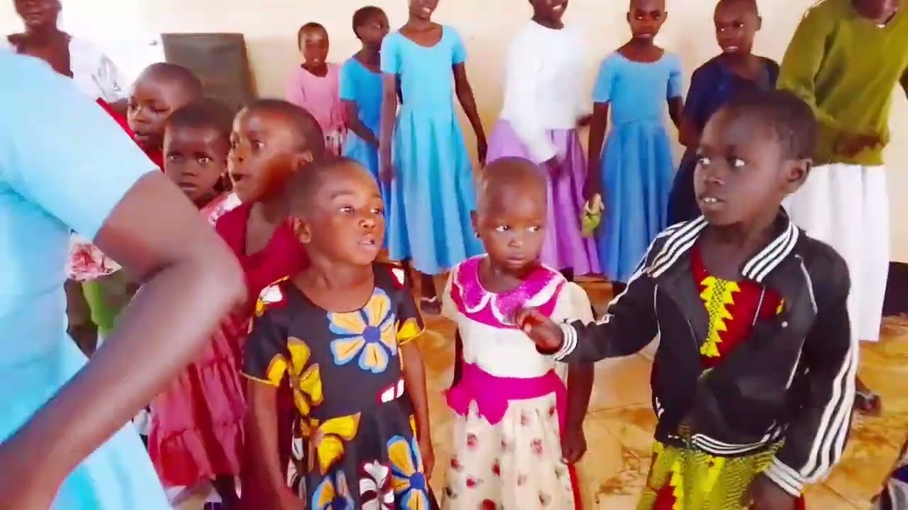 Watoto wakiimba wimbo Tupendane.wakiwa kwenye ibada