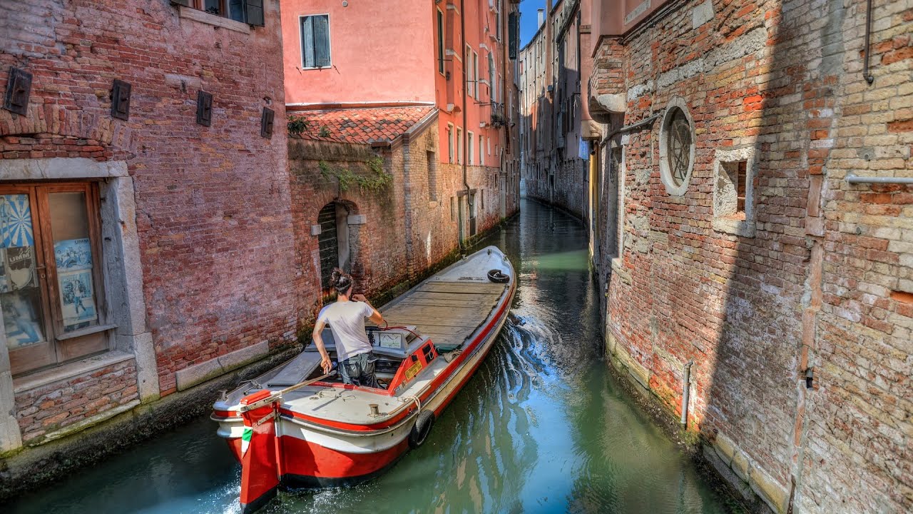 Venice by Boat - Discovering the Cannaregio District