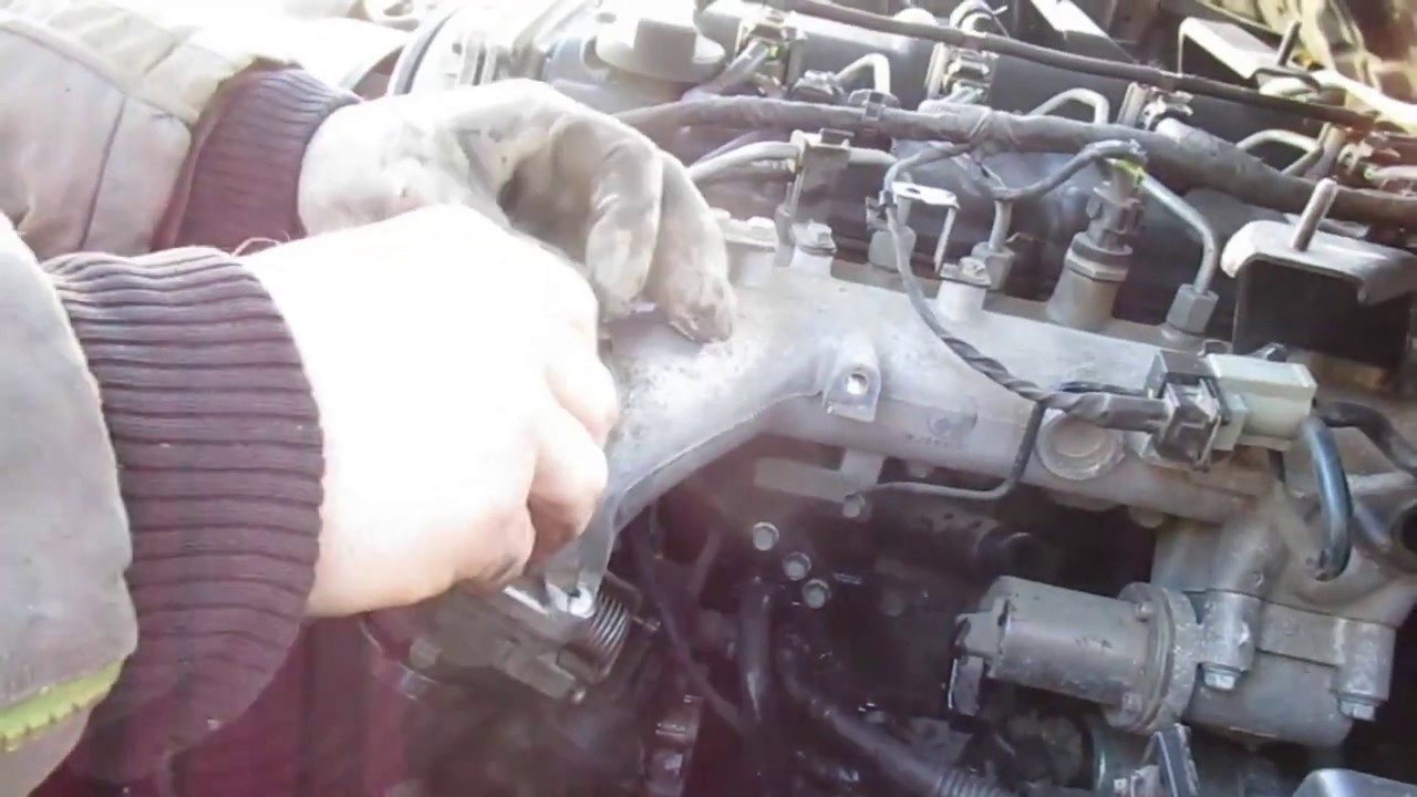 How to remove EGR valve Kia Sorento 2,5 Crdi 125 kw D4CB