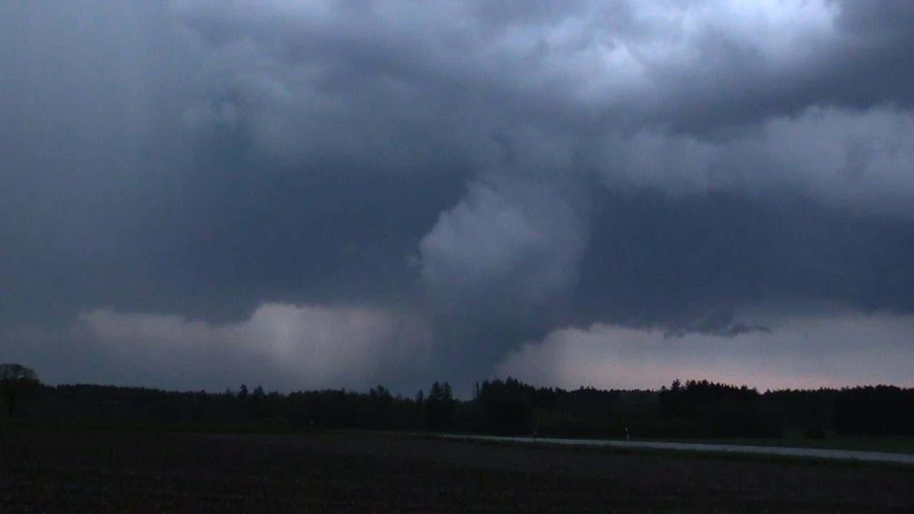 Starke Superzelle mit 5 cm großem Hagel und Tornado am 05.05.2023