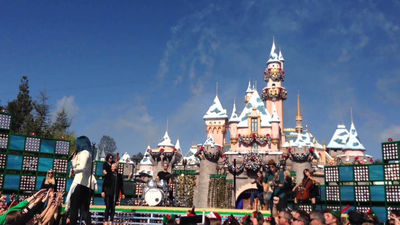 Demi Lovato - Let It Go - Full Disney Parks Christmas Day Performance 2013