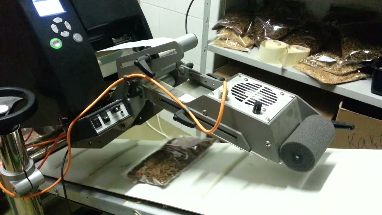 AG2000; Printing and applying labels onto bags of cat food
