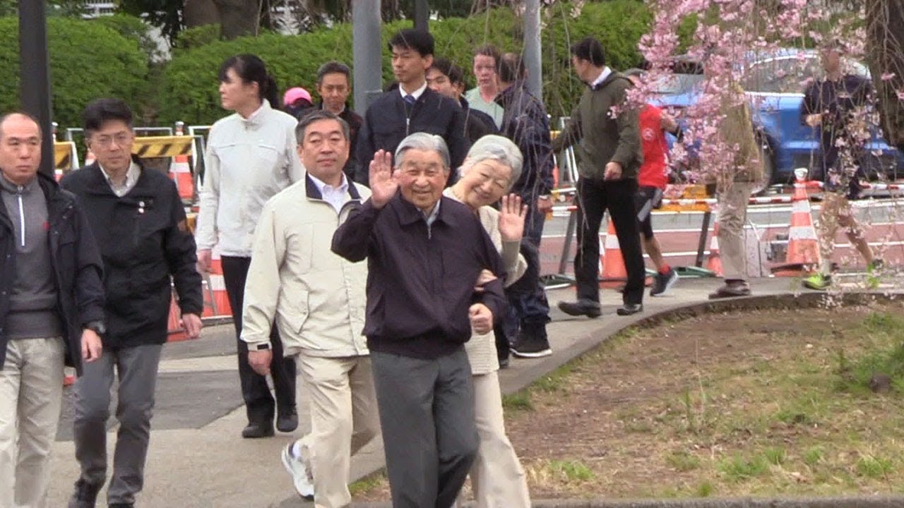 天皇、皇后両陛下　桜咲く皇居外周を「お忍び」で散策