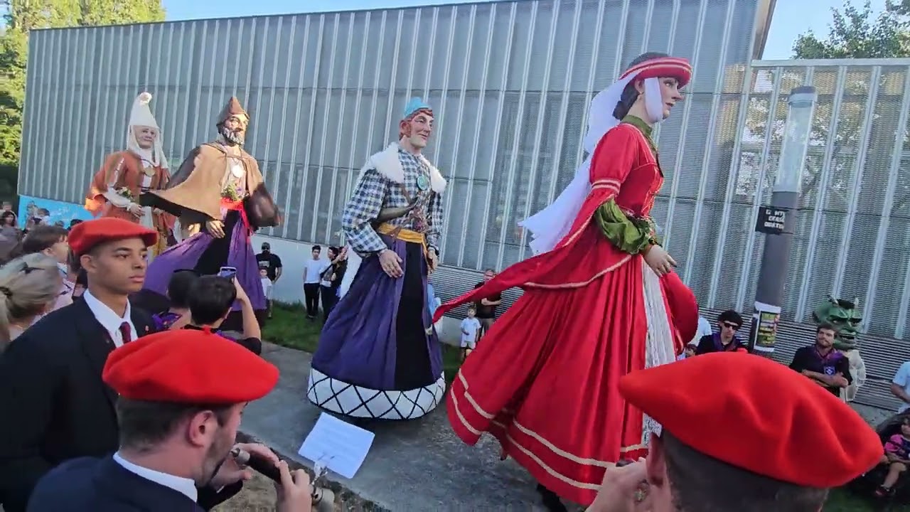 Primer vals en fiestas de Mendillorri 2025. Erraldoien lehenengo balts-a.