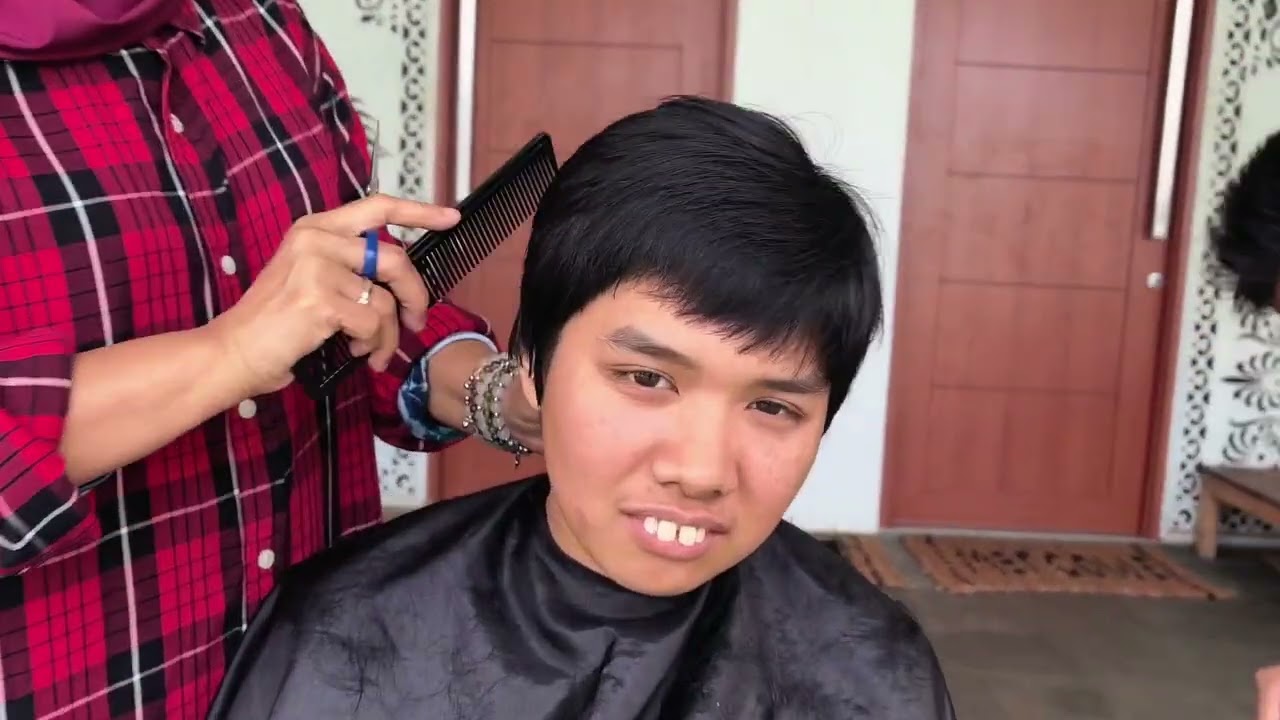 Bunda Ima Memotong Rambut Siswi Sekolah Imaculata 