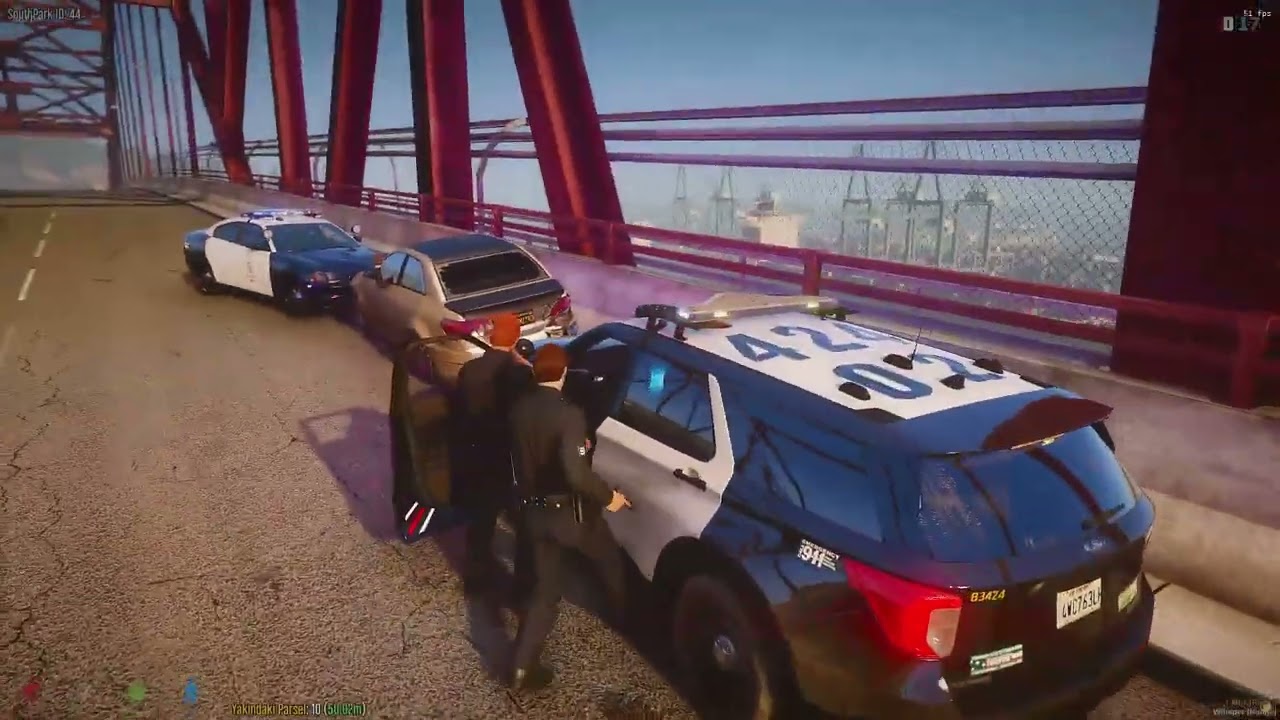 LAPD Memurları yakalama kararı olan kişiyi takibe alıyor.