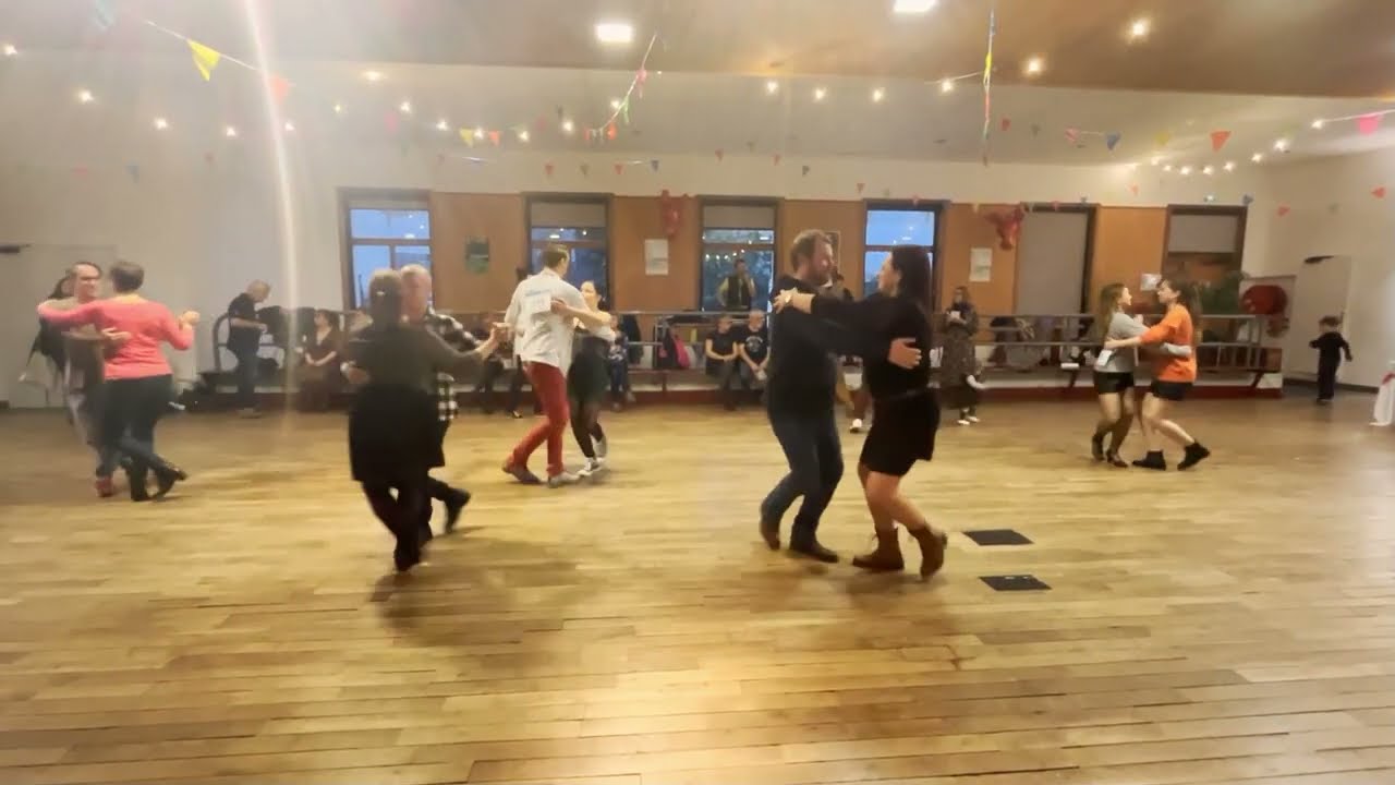 Danse bretonne : Polka de l'Aven à la mode de Clohars (collectée par Gilles et Evelyne Le Meurlay)