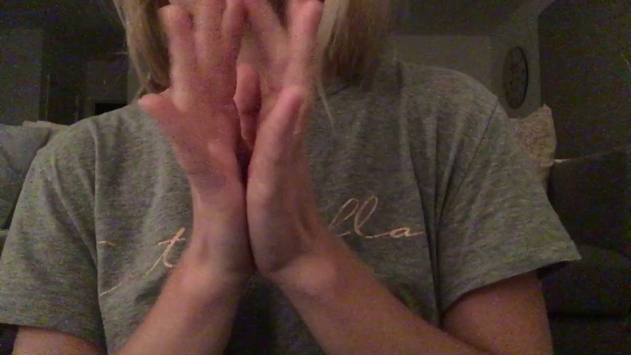 ASMR | Soft singing + hand movements