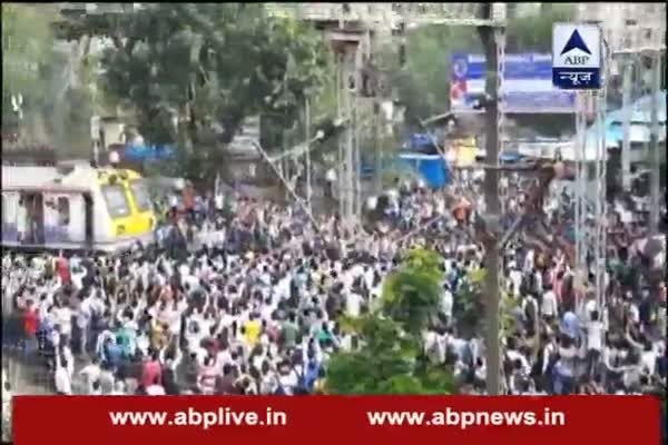 Thane: Massive rush at Diva railway station after rains