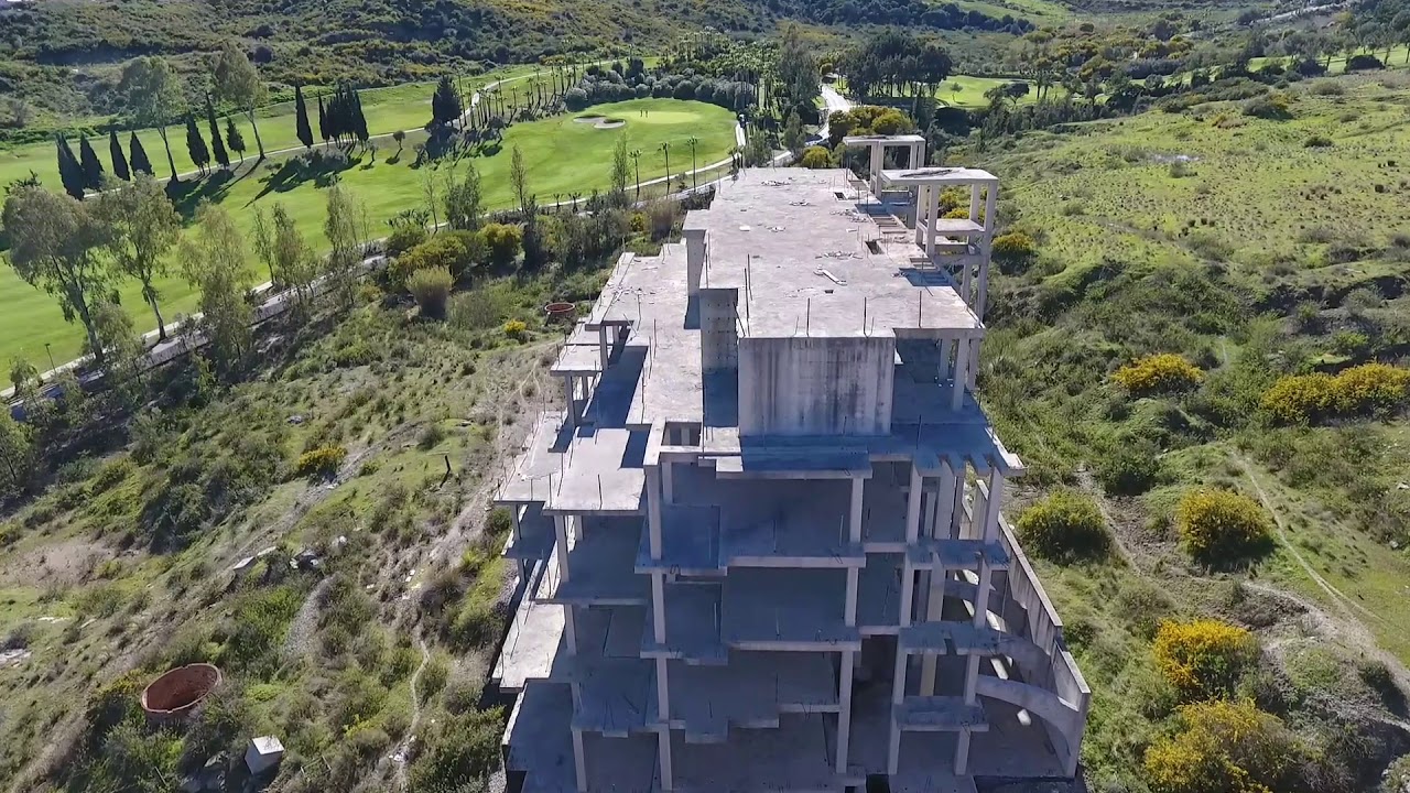 Urbanizacion abandonada y campo de  golf