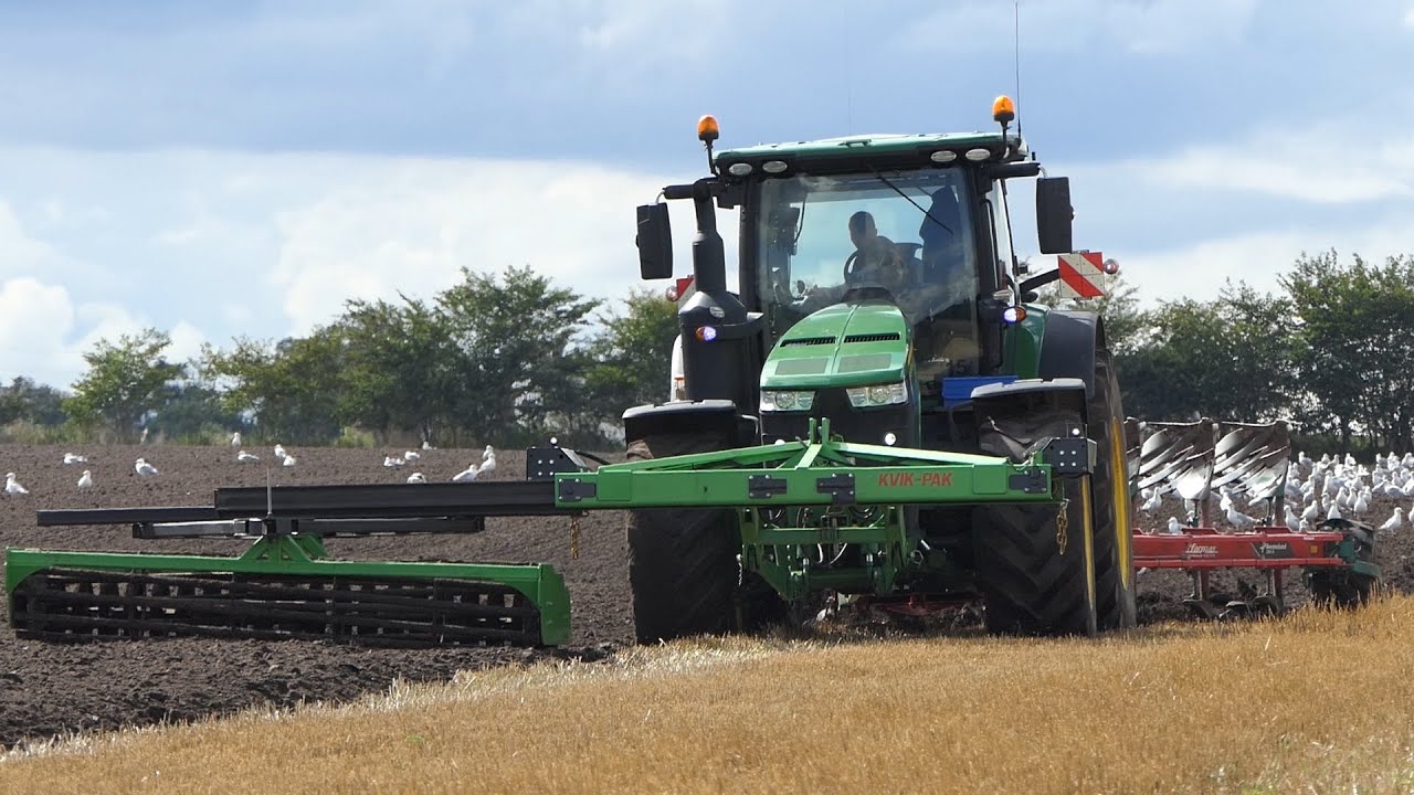 John Deere 8320R ploughing w/ 6-Furrow Kverneland Plough and Kvik-Pak Front Packer | DK Agri