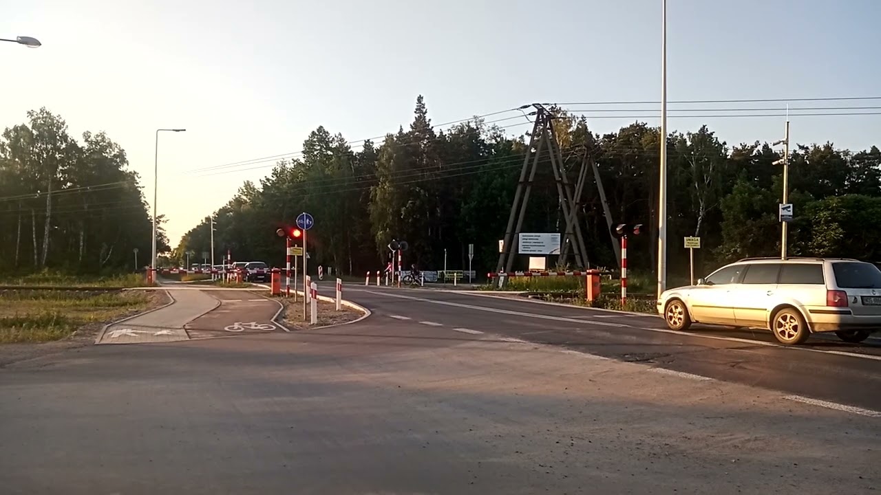 Przejazd kolejowy kategorii B z dwoma głośnikami EHL-S10 w Ostrołęce na ul. Goworowskiej