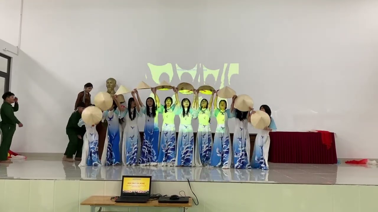 Múa Hoà bình vọng tiến bước chân con của lớp 8A1 trường THCS Trung Đông