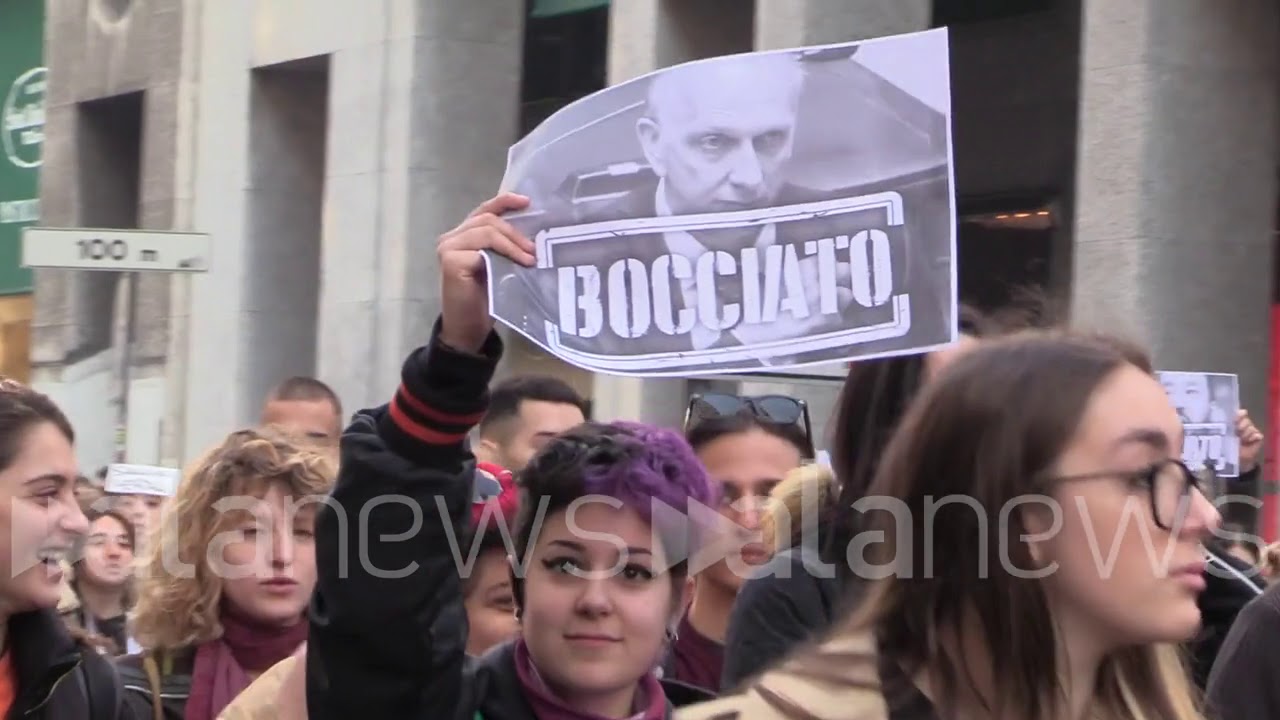 Milano, studenti in corteo 'bocciano' Salvini e Bussetti