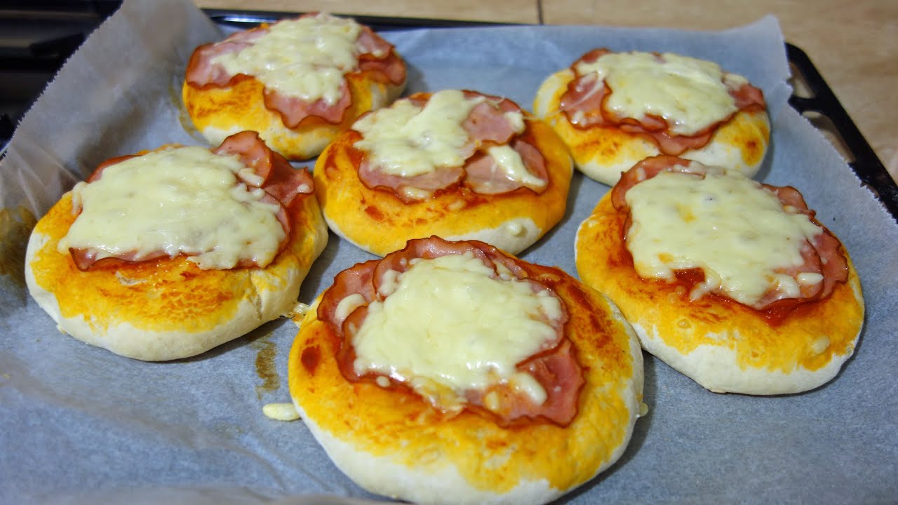 Domowe Pizzerinki – lepsze niż z pizzerii! Idealna ciepła przekąska na imprezę