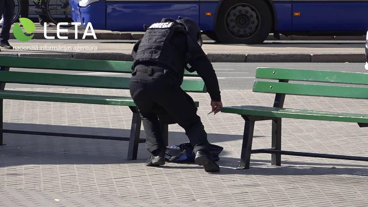 UZSPRIDZINA SABIEDRISKĀ TRANSPORTA PIETURVIETĀ ATSTĀTO SOMU