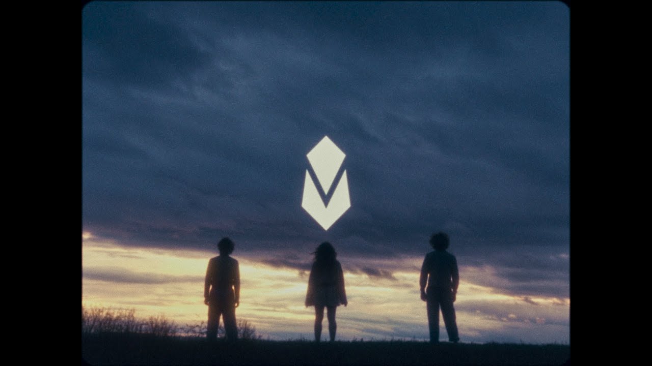 Mendum -  Letting Go (feat. Lisza) [Official Video]