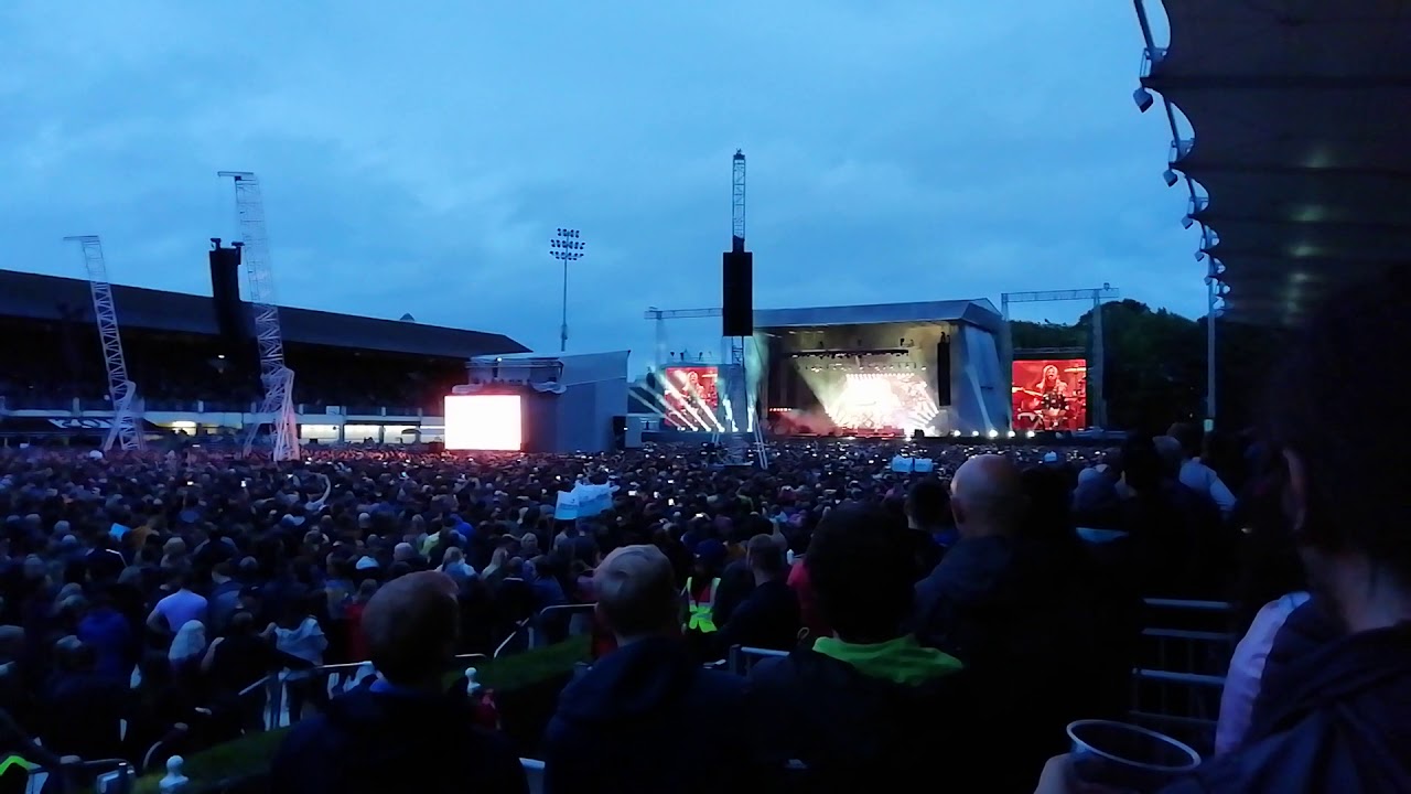 Foo Fighters Drummer Taylor Hawkins solo drum *U2 Sunday Bloody Sunday * Live @ RDS, Dublin, Ireland