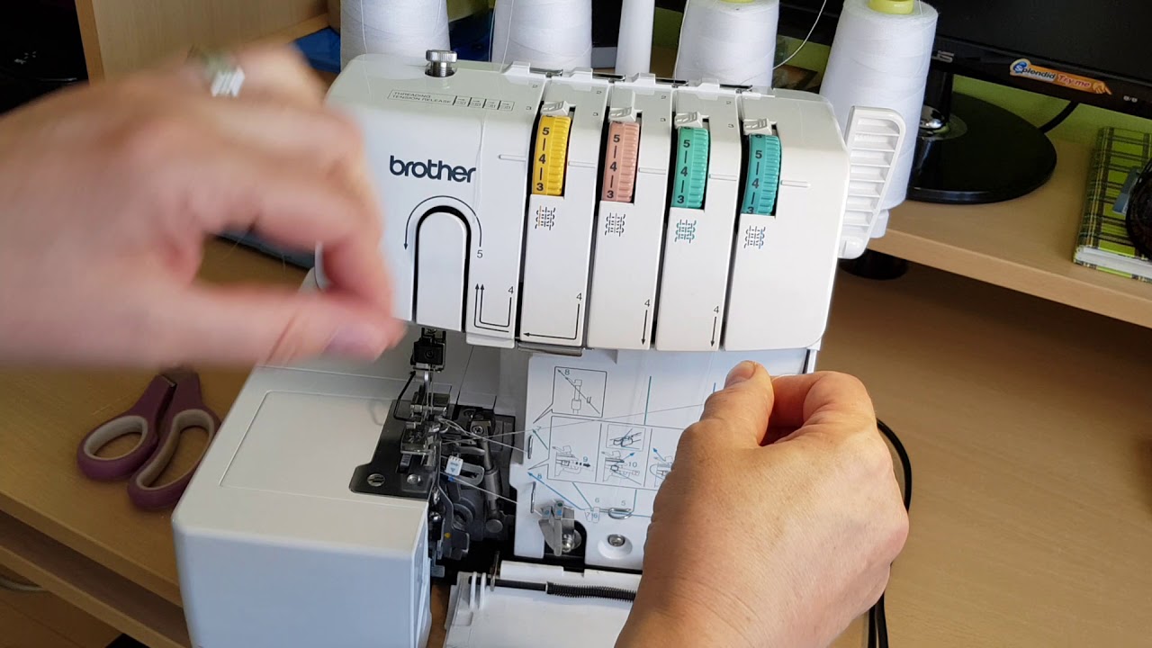 Navl&eacute;k&aacute;n&iacute; overlocku Brother 1034D