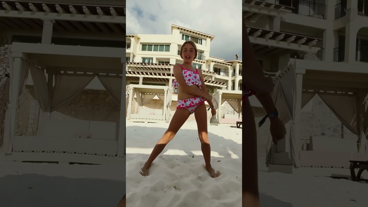 At Canc&uacute;n beach