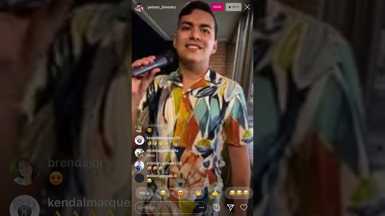 yeison jimenez canta desde su balcón en la cuarentena