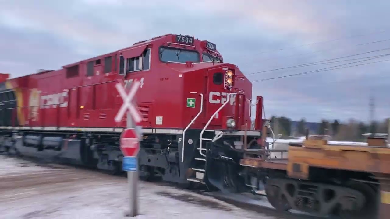 a nice cloudy railfan at the tracks and catching CPKC 7486 in Dorion ON