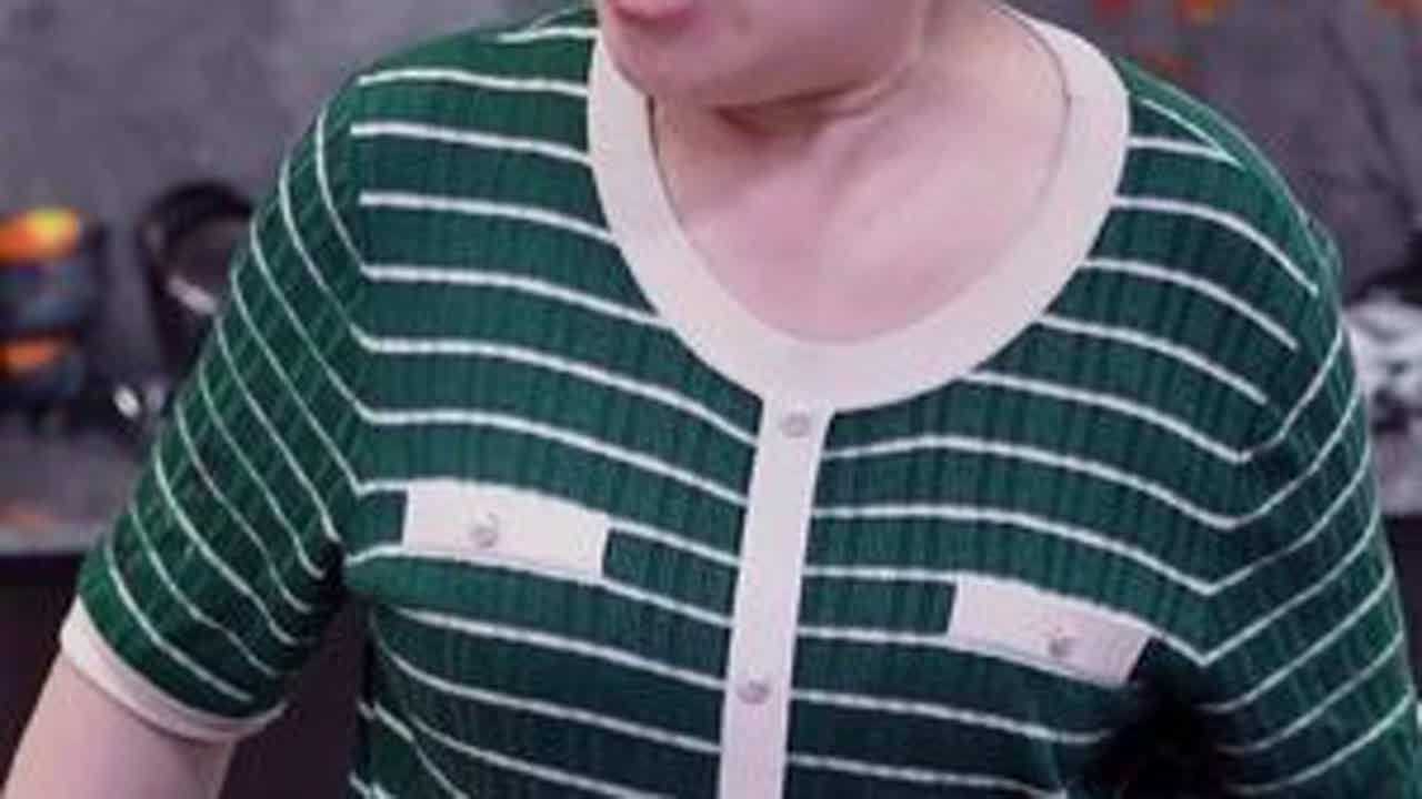 #一定要看到结尾 #婆媳日常斗嘴 #婆媳生活 #咸鸭蛋 #婆媳日常搞笑 真的太好吃啦！起沙流油的梅氏咸鸭蛋，个头大价格优惠，吃起来一点都不咸，趁活动，赶快买起来！