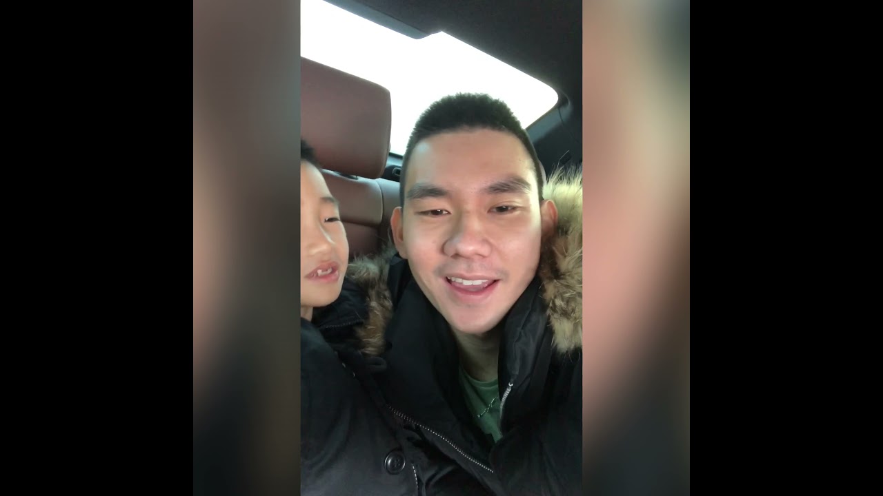 The plane&rsquo;s &Uacute;T uncle was late, so the family waited tiredly | KHMH