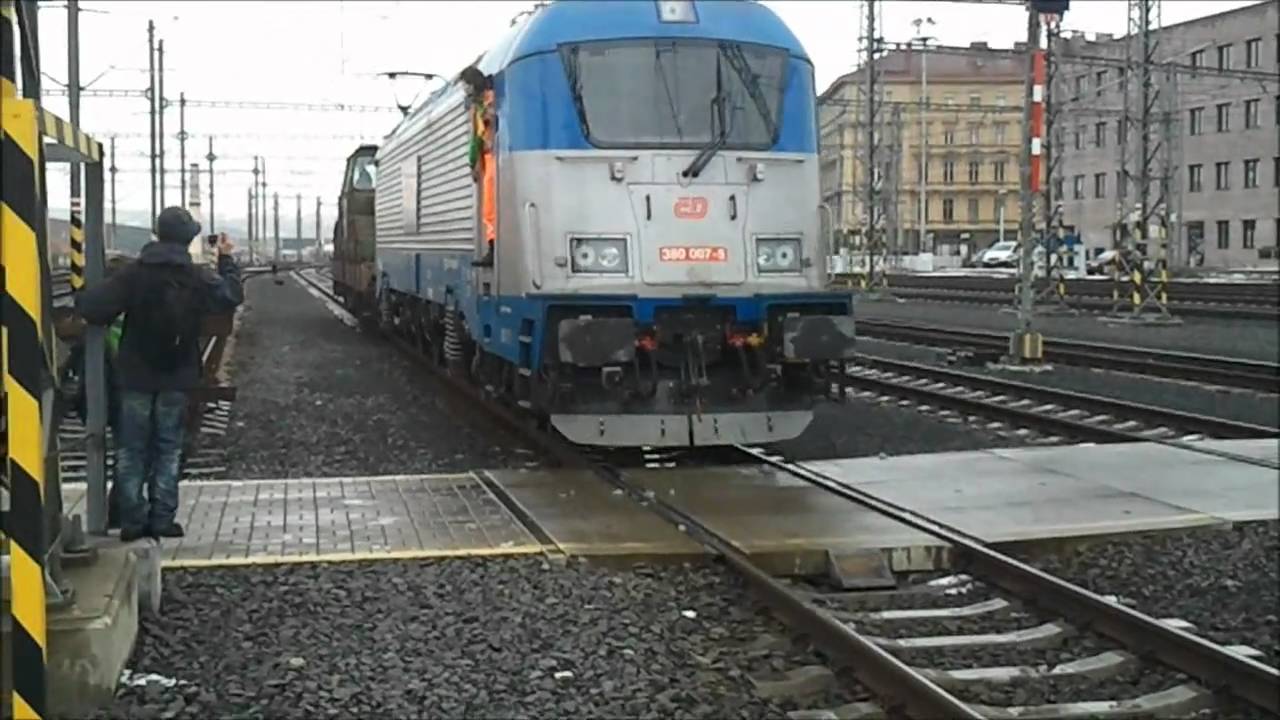 Porucha  lokomotivy  ČD 380 007-5 na soupravě IC 571  Zdeněk Fibich 4.2.2011
