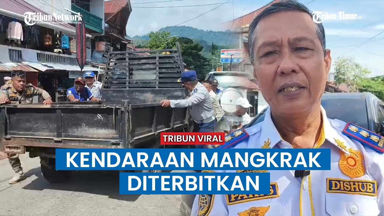 Satpol PP Pindahkan Paksa Kendaraan Mangkrak di Bahu Jalan