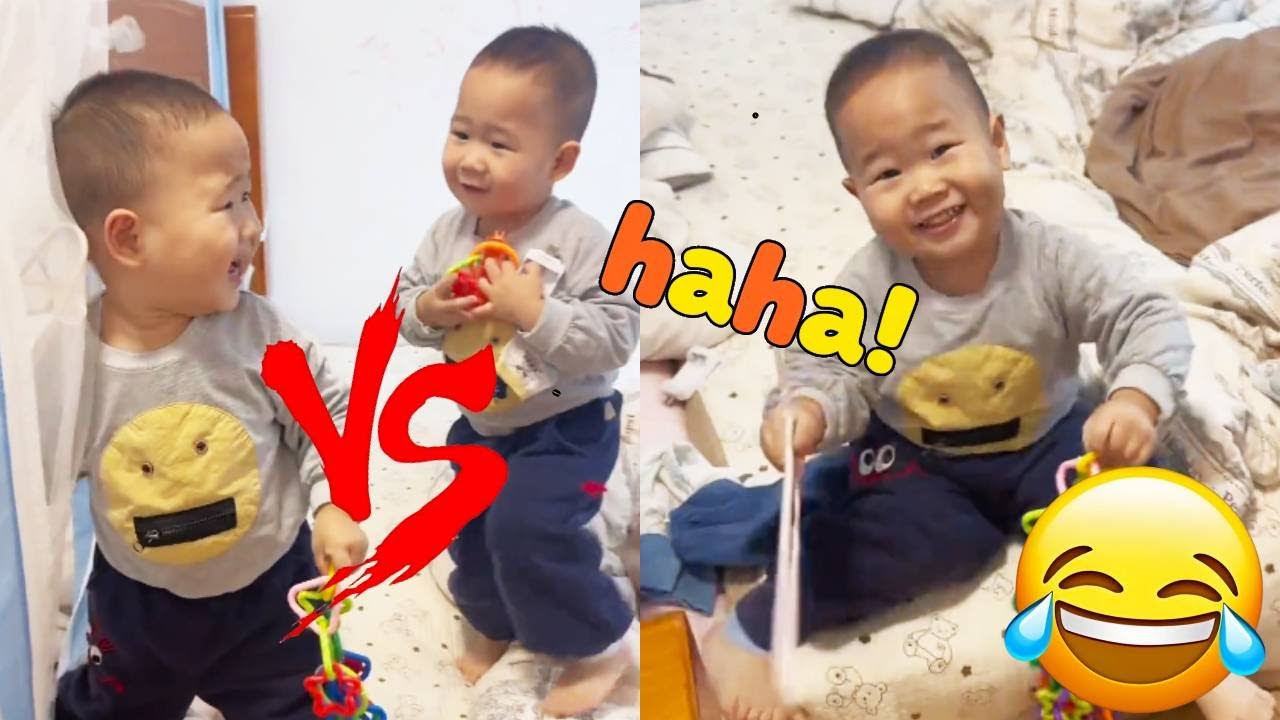 【超萌双胞胎】 哥哥打完就后悔疯狂逃窜，弟弟左手防御性武器右手攻击型玩具，爸爸锐评：“需要帮忙吗？”
