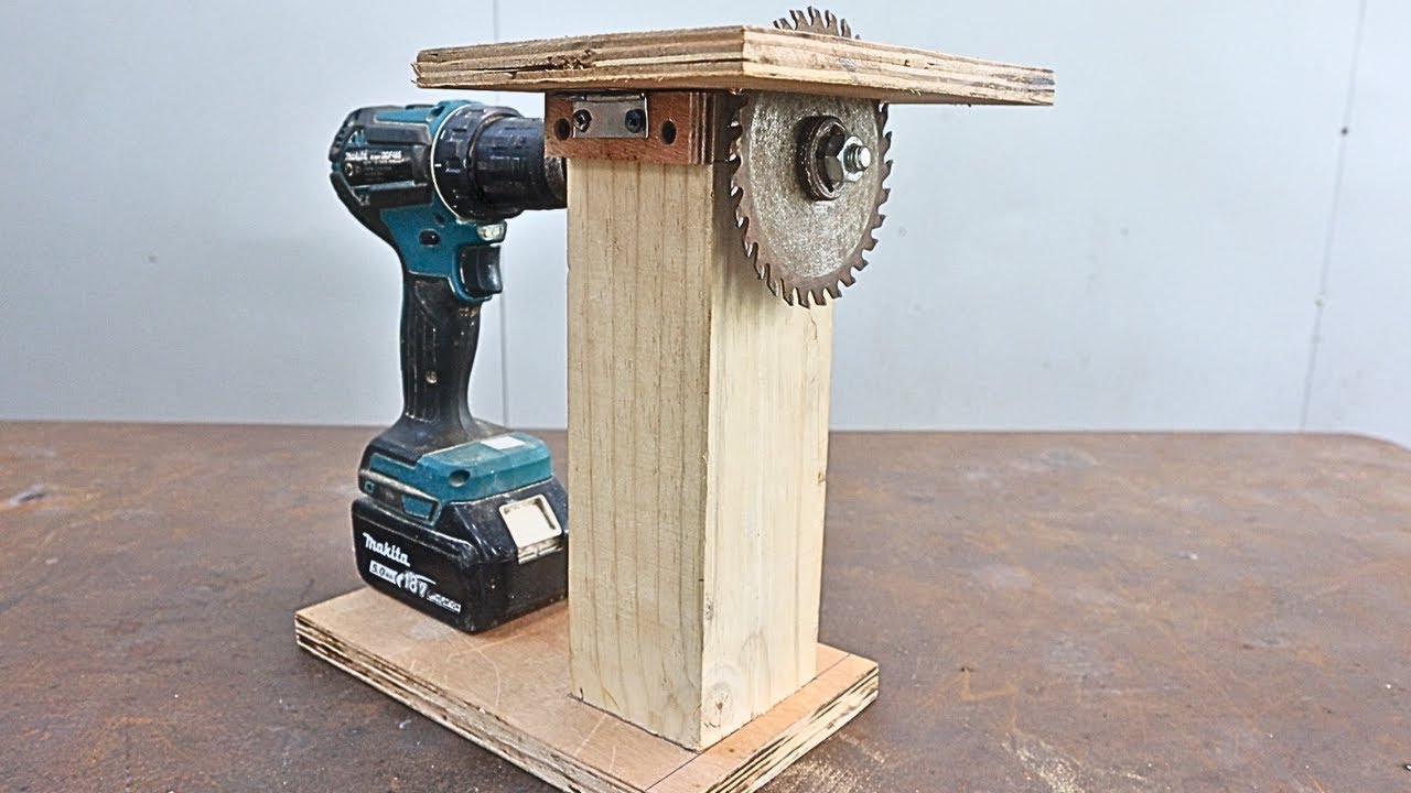 Great circular saw idea using a homemade cordless drill / Homemade circular saw powered by a drill
