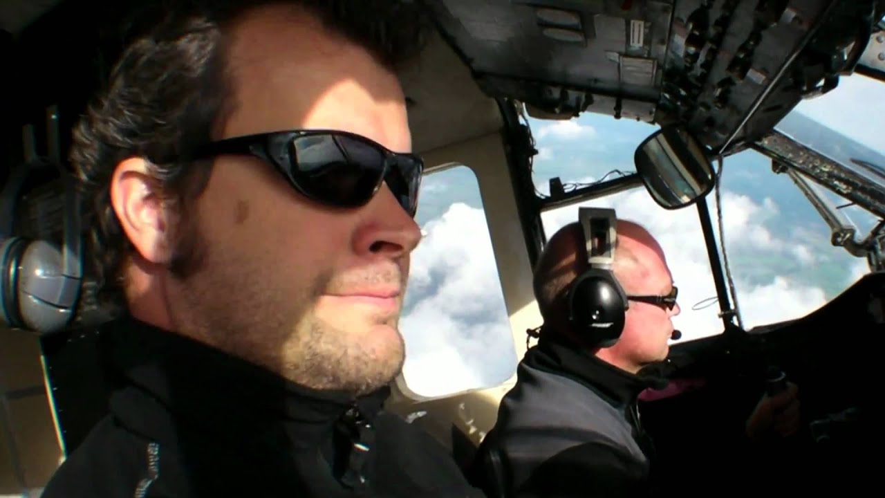 Absetzflug mit der Pink Skyvan
