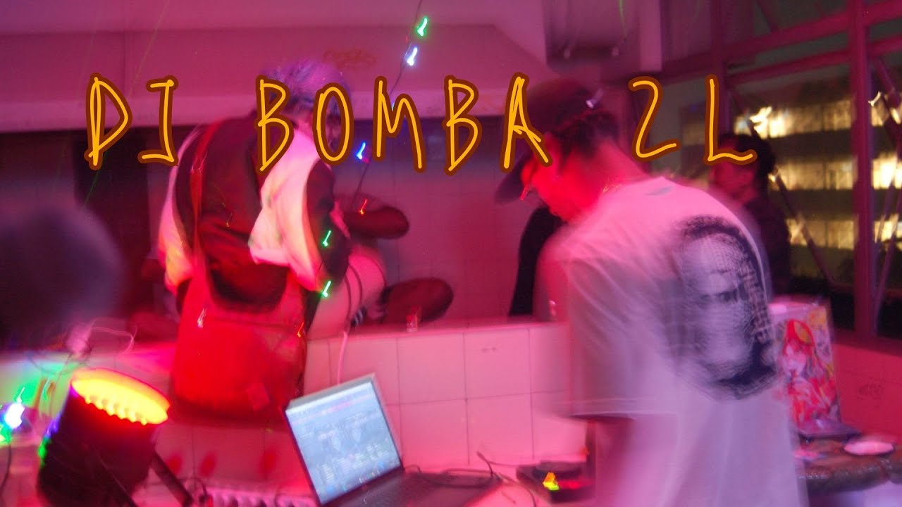 Mixando música eletrônica de madrugada porque os pernilongos não me deixam dormir!