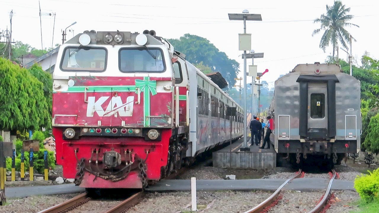 2 KERETA API ELIT DAN MEWAH SAMA SAMA BERTEMU DAN BERSILANG DI STASIUN KEPANJEN MALANG