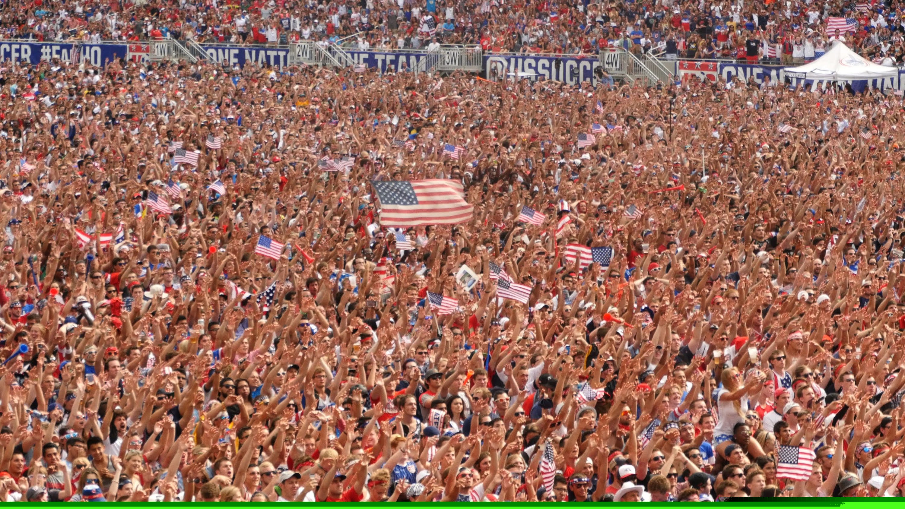 Fans pack Soldier Field to cheer USA in the World Cup - 4K