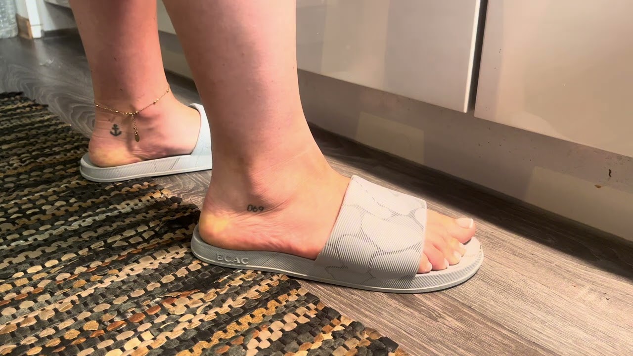 Try-On Summer Sandals | Fresh White Pedicure Footmodel