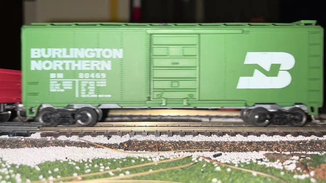 Грузовой поезд проезжает на повороте в масштабе НО! HO scale train goes around the turn!