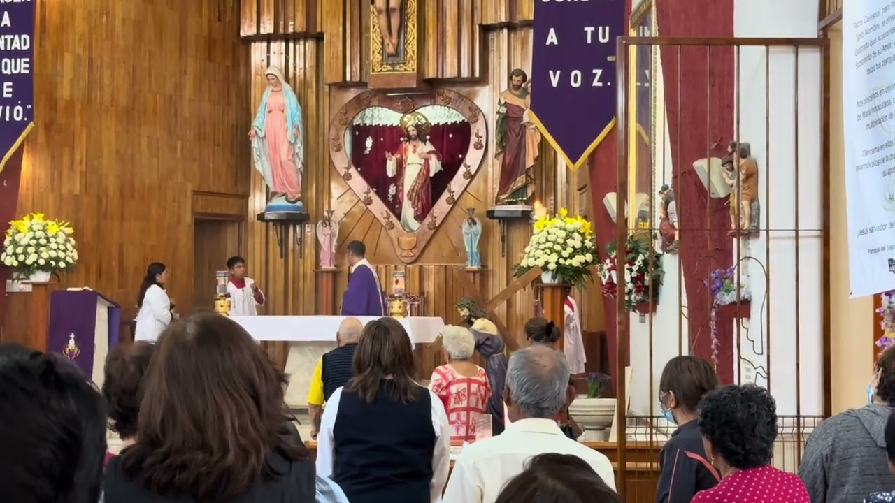 Entrada del Sacerdote a la Misa del día Domingo 8 de Marzo 2026