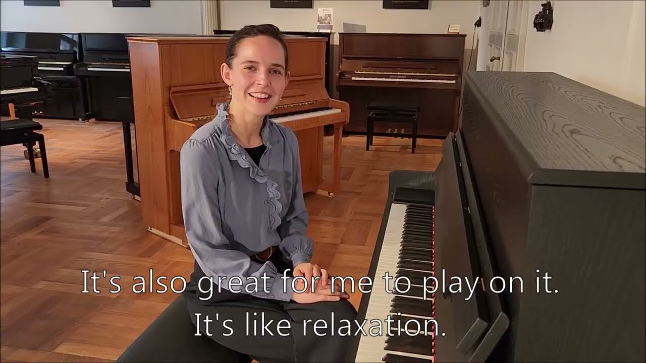 Sophia Weidemann explains the narrow stretto keyboard at AUGUST FÖRSTER